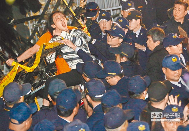 臺萬名勞工上街抗議惡法 蔡英文卻跟他們談起了"夢想" 臺萬名勞工上街抗議惡法 蔡英文卻跟他們談起了"夢想"