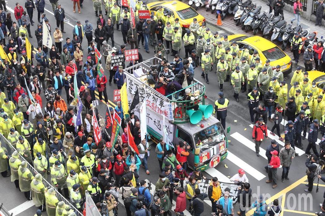 �P�Ąڹ��������ʹ����Ӣ�ı��Լ��xǰ��Փ���[Ę