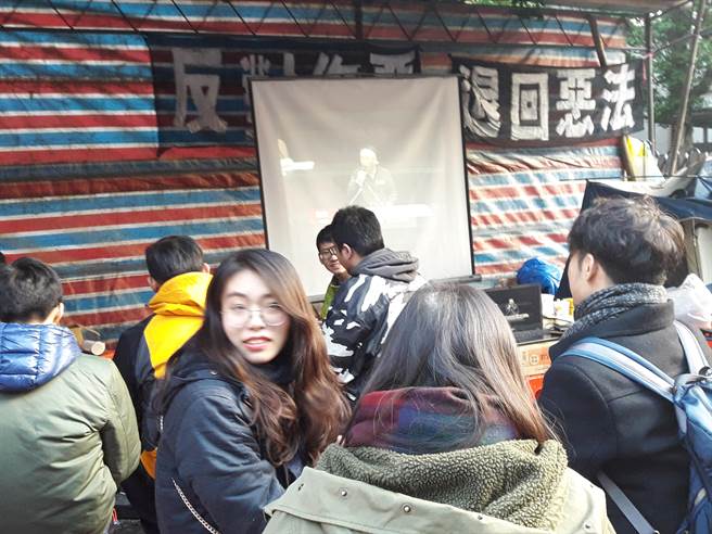 �P�Ąڹ��������ʹ����Ӣ�ı��Լ��xǰ��Փ���[Ę