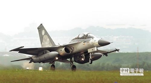 臺空軍經(jīng)國號戰(zhàn)機改良升級馬英九主持接裝典禮