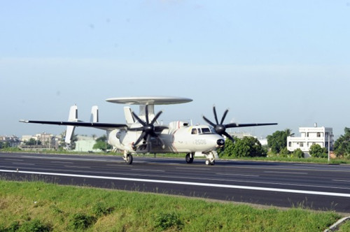 臺軍漢光演習(xí)E-2K首次參演成功沖場落地