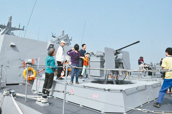臺(tái)灣海軍敦睦艦抵臺(tái)南 參觀民眾擠爆(圖) 臺(tái)灣海軍敦睦艦抵臺(tái)南 參觀民眾擠爆(圖)