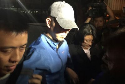 臺(tái)藝人登阿帕契:觀光團(tuán)增至27人勞乃成50萬(wàn)交保