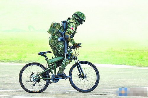 臺軍進行戰(zhàn)力展示預校 傘兵越野自行車漏氣(圖) 臺軍進行戰(zhàn)力展示預校 傘兵越野自行車漏氣(圖)