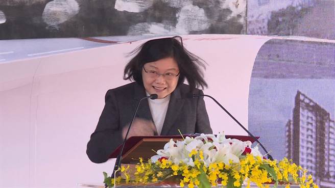 ������Ӣ�ĳ�ϯ���(d��ng)Մ�ĸ�ⱳ������^�����DƬ��(l��i)Դ���_(t��i)�����Еr(sh��)��ӈ�(b��o)����