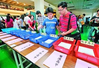 臺灣“雙北”續(xù)招亂象:校長哭家長罵學(xué)生苦