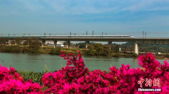 合福高鐵開通運(yùn)營(yíng) 閩臺(tái)聯(lián)手推介旅游(圖) 合福高鐵開通運(yùn)營(yíng) 閩臺(tái)聯(lián)手推介旅游(圖)