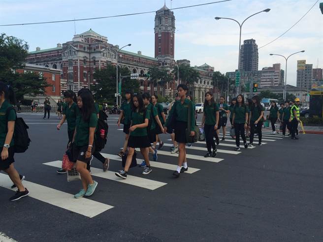 �_��У��������ׂ��_�W(xu��)�� ��һŮ�ж���