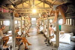 上世紀(jì)五十年代監(jiān)禁政治犯的新生訓(xùn)導(dǎo)處,以蠟像模擬就寢前一小時(shí)的自由活動(dòng)時(shí)間