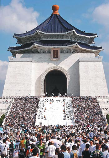 臺(tái)灣6大團(tuán)體齊聲抗議推擠中25名警察受傷(圖)