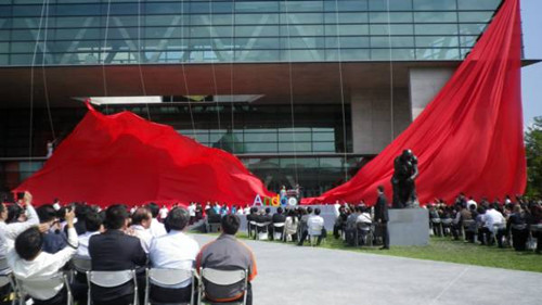 馬英九出席活動兩學(xué)生高喊抗議被架走(圖)