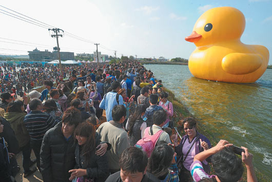 8旬夫婦騎行60公里只為看大黃鴨回家時(shí)找不到車