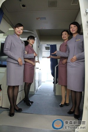 華航空姐變身熱舞女郎流汗練舞畫(huà)面吸睛(圖)