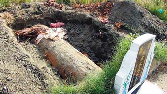 三兄弟為父復(fù)葬開棺后發(fā)現(xiàn)“阿爸不見了”(圖)