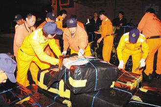 臺(tái)灣基隆港外漂142箱私煙疑為走私船心虛丟棄