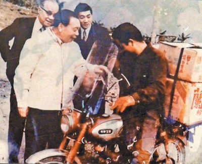 蔣經國親手所種茶苗產茶葉男子制茶餅義賣憶亡父