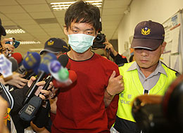 鄭捷首被提訊稱(chēng)不想見(jiàn)家人 贊看守所飯"真好吃"(圖) 鄭捷首被提訊稱(chēng)不想見(jiàn)家人 贊看守所飯"真好吃"(圖)