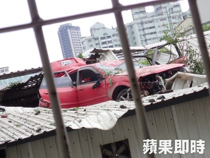 高雄爆炸威力太大 轎車被炸到三樓頂 高雄爆炸威力太大 轎車被炸到三樓頂