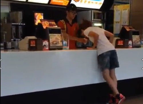 網友再整快餐店員工學公雞猛啄冰淇淋(圖)
