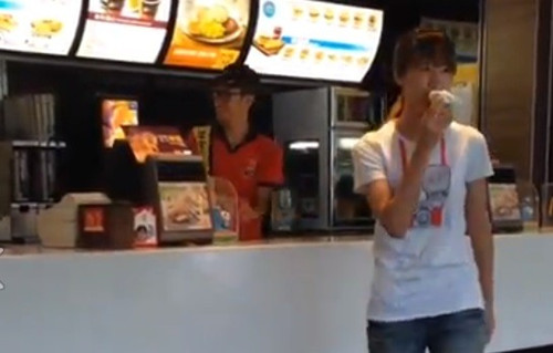 網友再整快餐店員工 學公雞猛啄冰淇淋 網友再整快餐店員工 學公雞猛啄冰淇淋