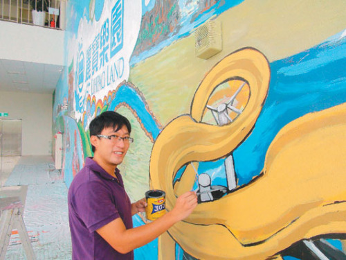 辦公室一成不變太單調(diào)職員巧手把白墻變“樂(lè)園”