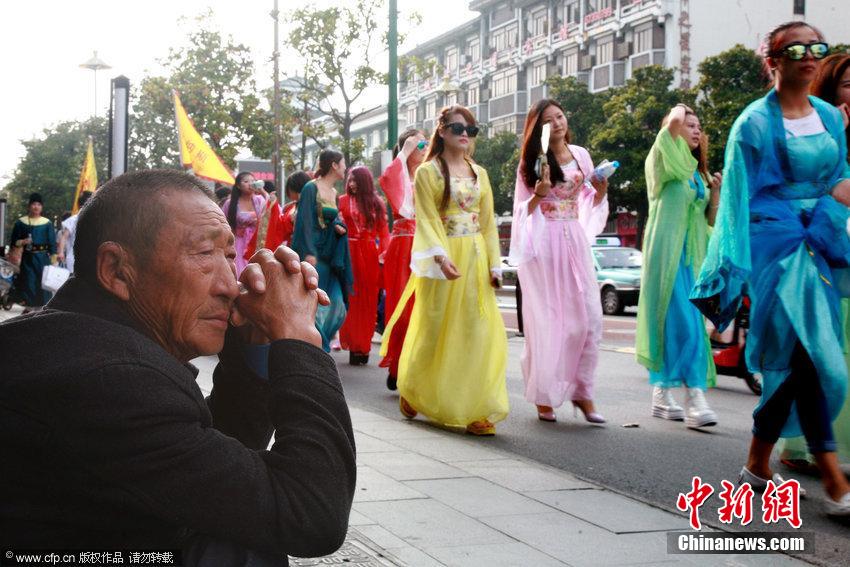 �P(y��ng)�ݰ��˹��b�ν� �b���׵�����