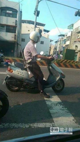 臺(tái)警察背長槍騎摩托車上街網(wǎng)友熱議神回復(fù)(圖) 臺(tái)警察背長槍騎摩托車上街網(wǎng)友熱議神回復(fù)(圖)