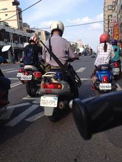臺(tái)警察背長槍騎摩托車上街 網(wǎng)友熱議神回復(fù) 臺(tái)警察背長槍騎摩托車上街 網(wǎng)友熱議神回復(fù)