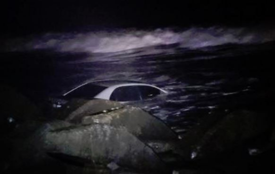 男子車停海邊吹風(fēng)散心一覺醒來差點被滅頂(圖)