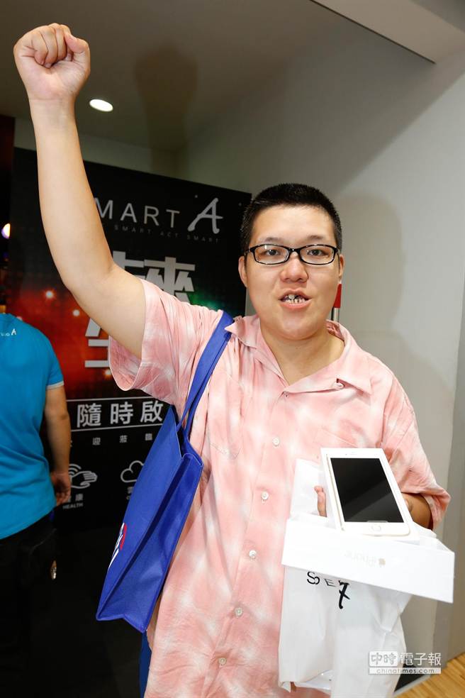 ����������30��(g��)С�r(sh��)�ŵ���1λ��չʾiPhone 6 plus���ߺ��������ǯ����������