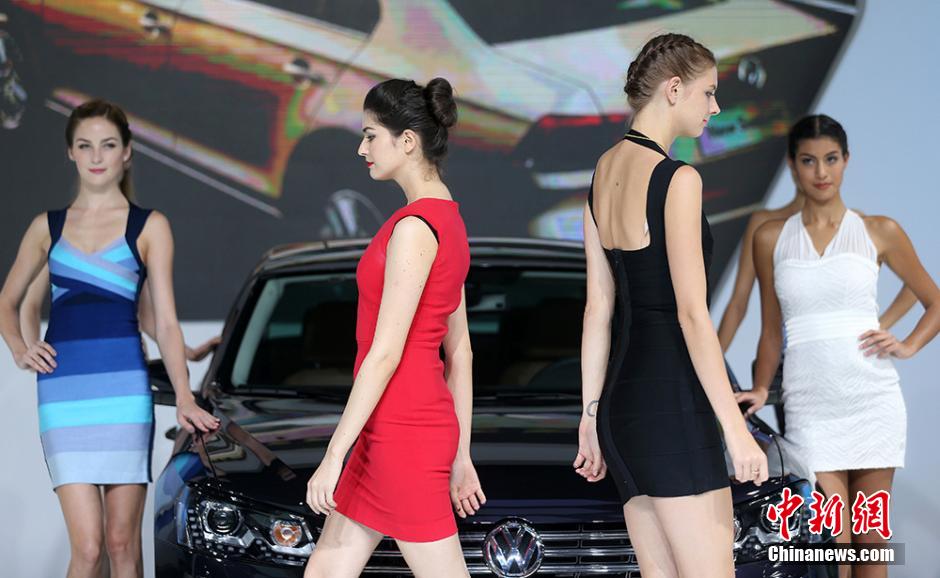 “黃金戰(zhàn)車”配火辣美女亮相南京國際車展吸睛 “黃金戰(zhàn)車”配火辣美女亮相南京國際車展吸睛