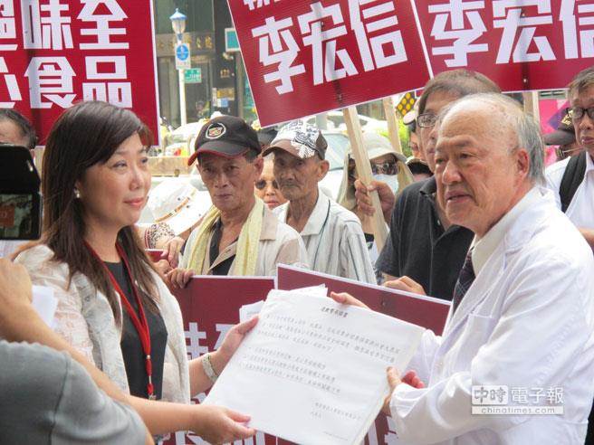 味全公司派員收下要求道歉暨承諾書(shū) 味全公司派員收下要求道歉暨承諾書(shū)