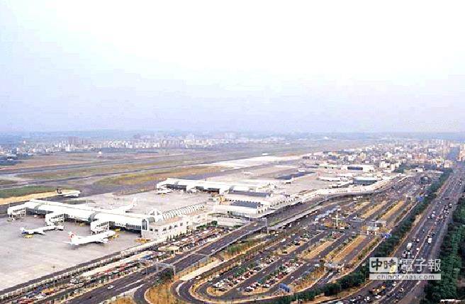 塔臺(tái)忙驅(qū)鳥(niǎo) 高雄機(jī)場(chǎng)兩客機(jī)險(xiǎn)對(duì)撞(圖) 塔臺(tái)忙驅(qū)鳥(niǎo) 高雄機(jī)場(chǎng)兩客機(jī)險(xiǎn)對(duì)撞(圖)