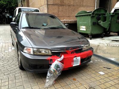 男子駕車沖撞馬英九官邸紅色油漆桶綁保險(xiǎn)杠上 男子駕車沖撞馬英九官邸紅色油漆桶綁保險(xiǎn)杠上