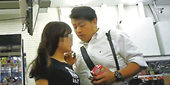 在便利店拍拖的何輝不時(shí)望著情人 在便利店拍拖的何輝不時(shí)望著情人