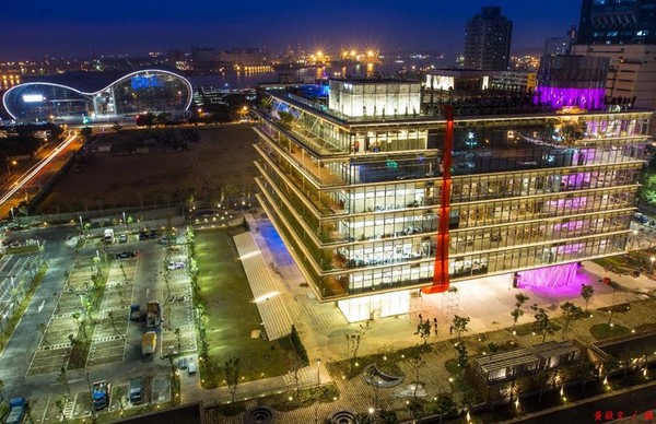 高雄圖書(shū)總館被怨“吵得像游樂(lè)園” 吃東西打鬧皆上演 高雄圖書(shū)總館被怨“吵得像游樂(lè)園” 吃東西打鬧皆上演