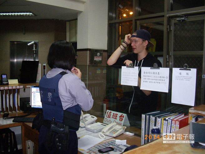 語(yǔ)言不通 德國(guó)男子在警局嚇的嚎啕大哭(圖) 語(yǔ)言不通 德國(guó)男子在警局嚇的嚎啕大哭(圖)