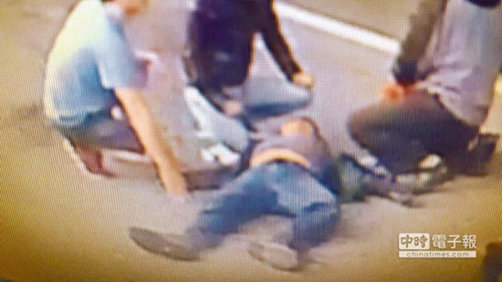 大陸游客 摔死 哈雷摩托 大陸游客臺(tái)灣騎哈雷摩托摔死家屬質(zhì)疑謀殺(圖) 大陸游客 摔死 哈雷摩托 大陸游客臺(tái)灣騎哈雷摩托摔死家屬質(zhì)疑謀殺(圖)