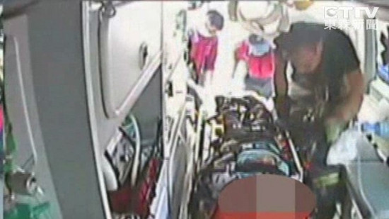 6歲男童被幼兒園電動門夾頭身亡(圖) 6歲男童被幼兒園電動門夾頭身亡(圖)