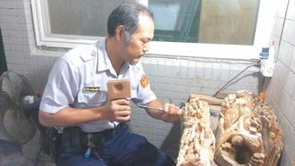 警察用眼睛“偷學(xué)”雕刻無師自通工法細(xì)膩(圖)
