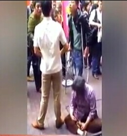 臺灣男子狗鏈拴母 讓其在鬧市坐地吃糖被罵畜牲(圖) 臺灣男子狗鏈拴母 讓其在鬧市坐地吃糖被罵畜牲(圖)