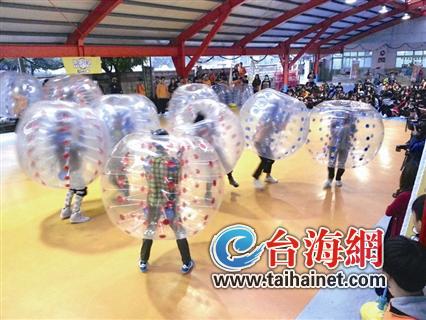 臺(tái)藝人體驗(yàn)碰撞驚嚇感 呼吁未成年學(xué)子勿違規(guī)駕車(圖) 臺(tái)藝人體驗(yàn)碰撞驚嚇感 呼吁未成年學(xué)子勿違規(guī)駕車(圖)