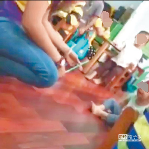 幼兒園老師細(xì)棒打?qū)W童 遭解雇(圖) 幼兒園老師細(xì)棒打?qū)W童 遭解雇(圖)