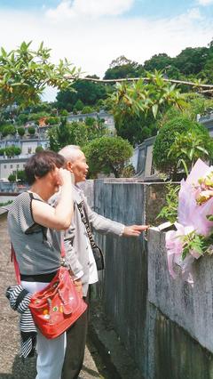 上海老翁尋臺灣親人一甲子 牌位前認(rèn)親(圖) 上海老翁尋臺灣親人一甲子 牌位前認(rèn)親(圖)