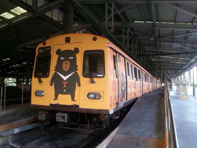 彩繪列車圣誕出發(fā) “喔熊”面露嬌羞展現萌魅力(圖) 彩繪列車圣誕出發(fā) “喔熊”面露嬌羞展現萌魅力(圖)