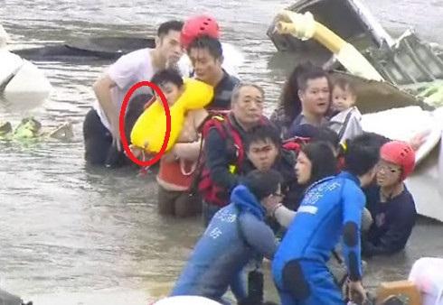 ���������`����Ƭ��Ů������(d��ng)�r��������߀�ߓ��ں����������µ�����߀���ִ���������