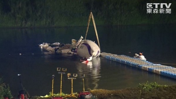 機艙內(nèi)部畫面曝光:水位高且渾濁增加救援難度(組圖) 機艙內(nèi)部畫面曝光:水位高且渾濁增加救援難度(組圖)