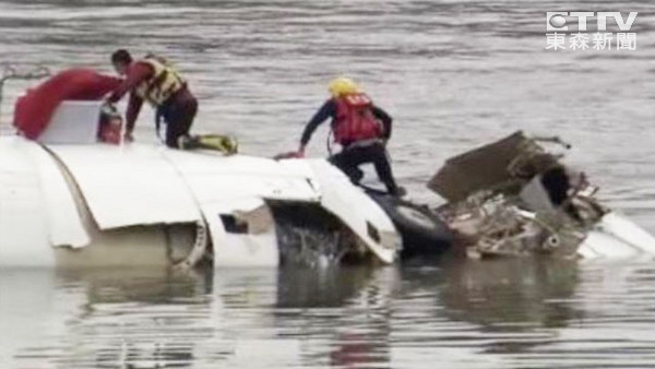 機艙內(nèi)部畫面曝光:水位高且渾濁增加救援難度(組圖) 機艙內(nèi)部畫面曝光:水位高且渾濁增加救援難度(組圖)