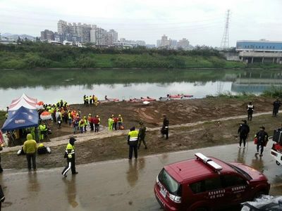 臺灣復(fù)興空難擴大搜救空勤總隊出動6架直升機巡邏