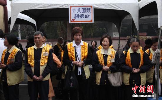 臺(tái)灣的宗教公益團(tuán)體在臺(tái)北市第二殯儀館所設(shè)的靈堂外設(shè)置關(guān)懷站 臺(tái)灣的宗教公益團(tuán)體在臺(tái)北市第二殯儀館所設(shè)的靈堂外設(shè)置關(guān)懷站